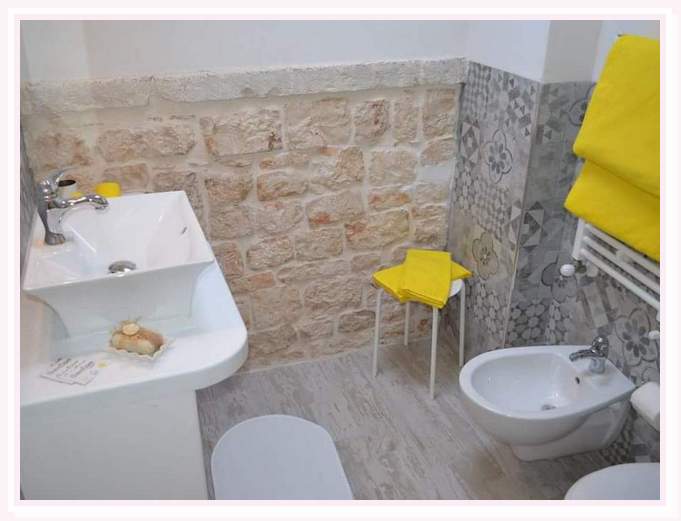camera-matrimoniale-sole-bed and breakfast-cielididante-conversano-13-bagno-pietra-centro-storico-shabby-style-bath